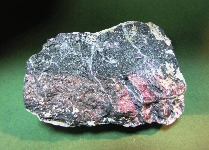 Хромистый Железняк. Хромшпинелид минерал. Хромит руда. Хромит минерал руда.