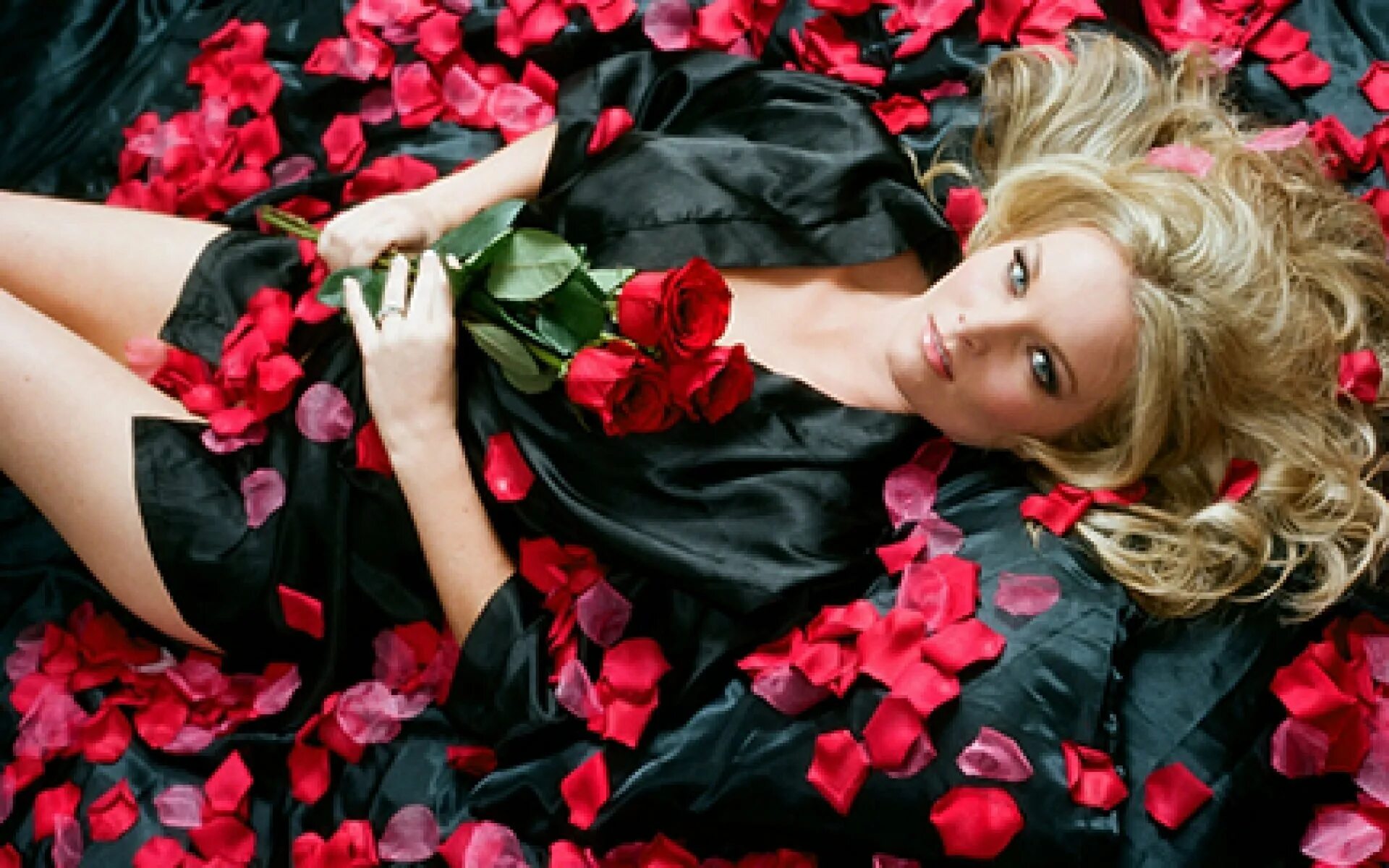 Девушка розы видео. Фотосессия с розами. Девушка с розой. Девушка в лепестках роз. Девушка с красными розами.