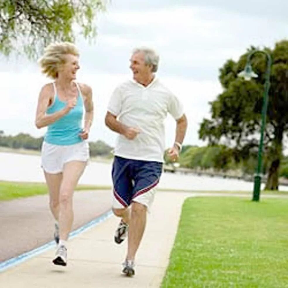 Организация рациональной физической активности. Физические нагрузки. Пенсионеры занимаются спортом. Пожилые бегут. Люди в возрасте бегают.