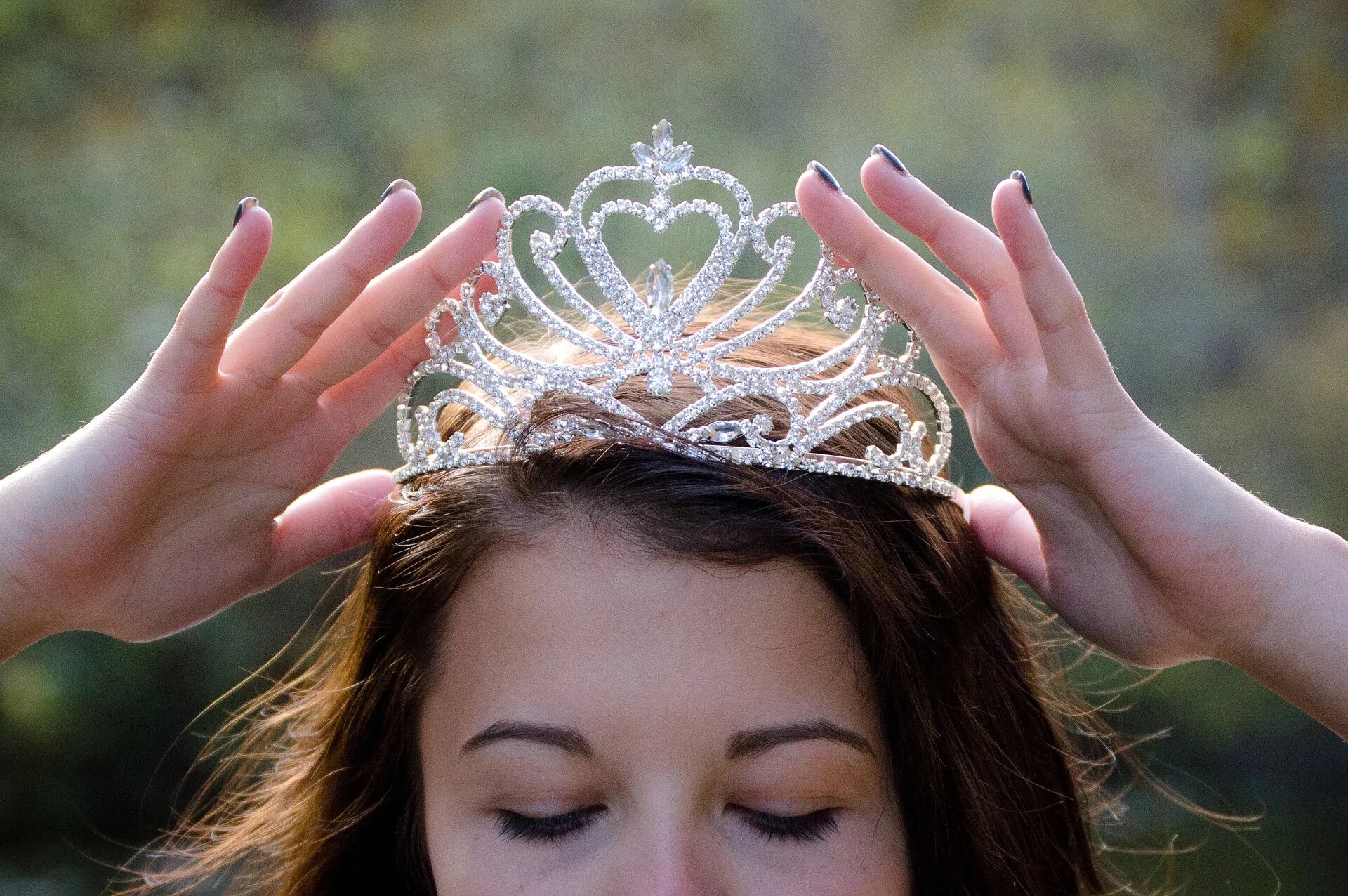 Сколько лет короною. Девушка в короне. Девушка надевает корону. Красивые королевы с коронами. Корона принцесса.