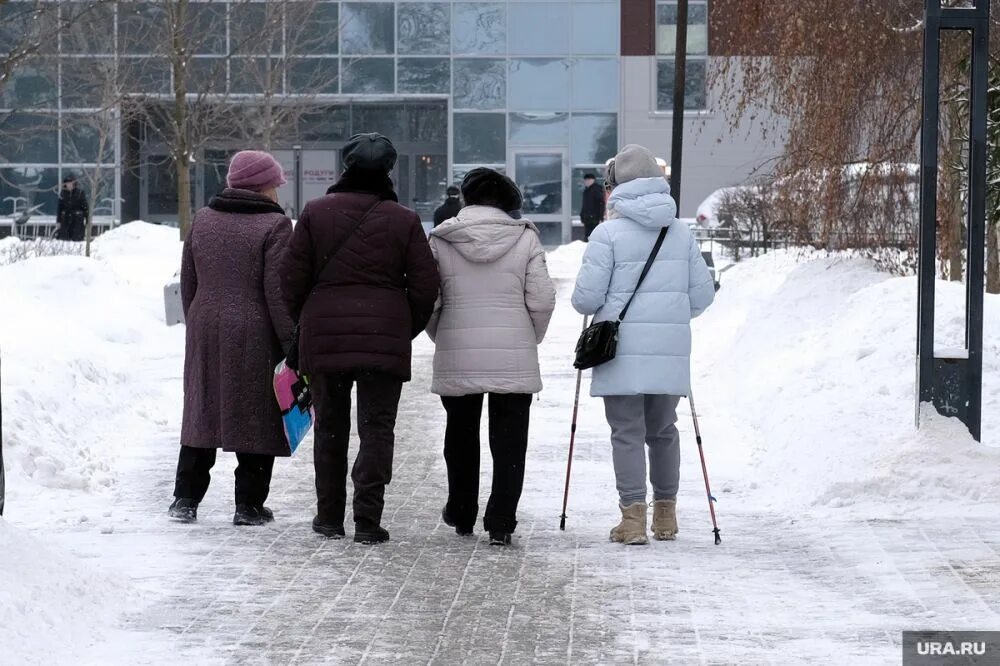 Пенсионеры пенсия. Прогулки на пенсии. Пенсии поднимут 1 апреля. Повышение пенсии в России в 2016. Новости пенсионерам апреле