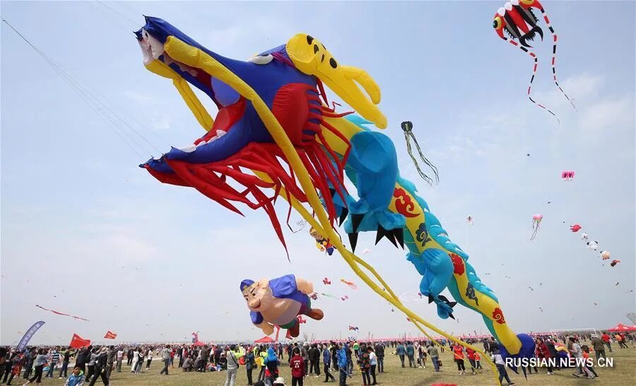 Площадь воздушных змеев. Международный фестиваль воздушных змеев Вэйфан. Международный фестиваль бумажных змеев Китай. Фестиваль воздушных змеев в Китае. Парад воздушных змеев.