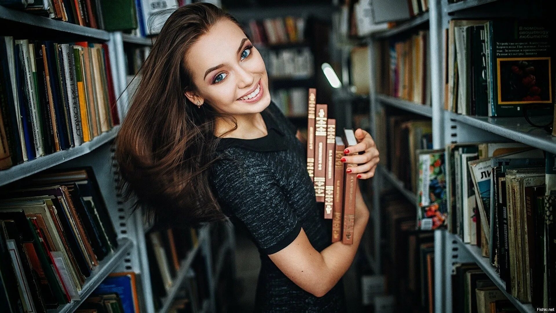 Умная девушка. Девушка с книгой. Девушка в библиотеке. Качества умной женщины