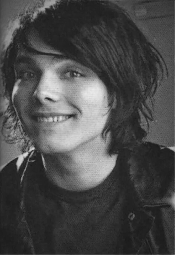 Smile way. Gerard way young. джерард уэй smile. джерард улыбается. брендон ури среди петухов.