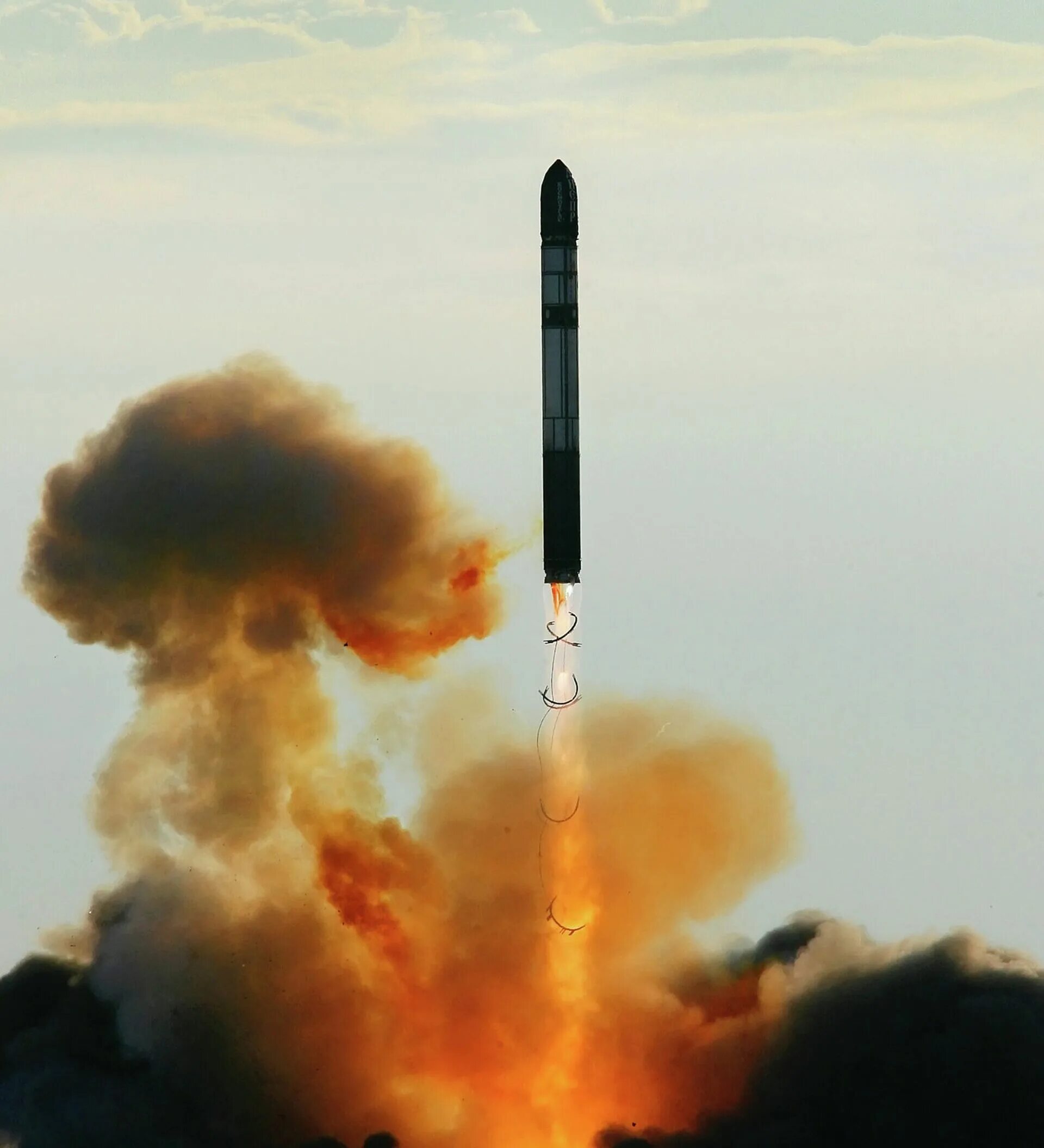 Выпустили ядерные ракеты. Космодром плесецк сармат. Выпустили ядерные ракеты. Полет ракеты буревестник. Выпустили ядерные ракеты.