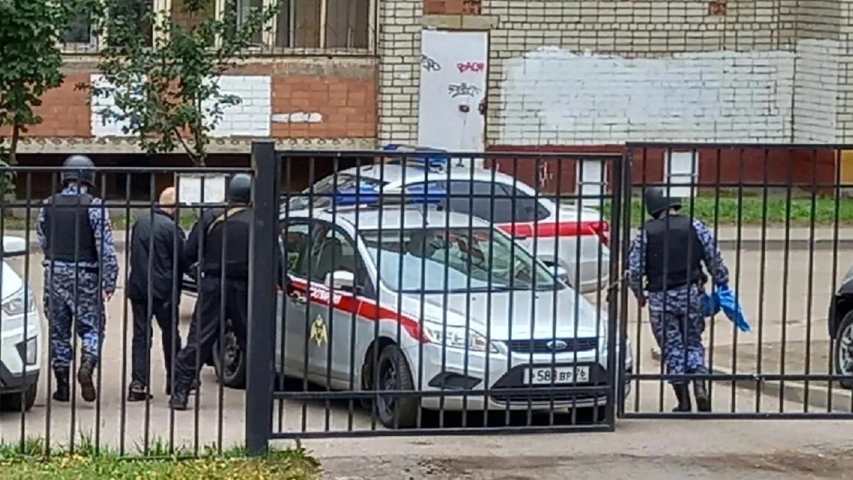 Лицо полицейского. ОМОН В школе. Оружие ОМОНА. Школа 56 нападение Ярославль. 24 летний внедрился в школу