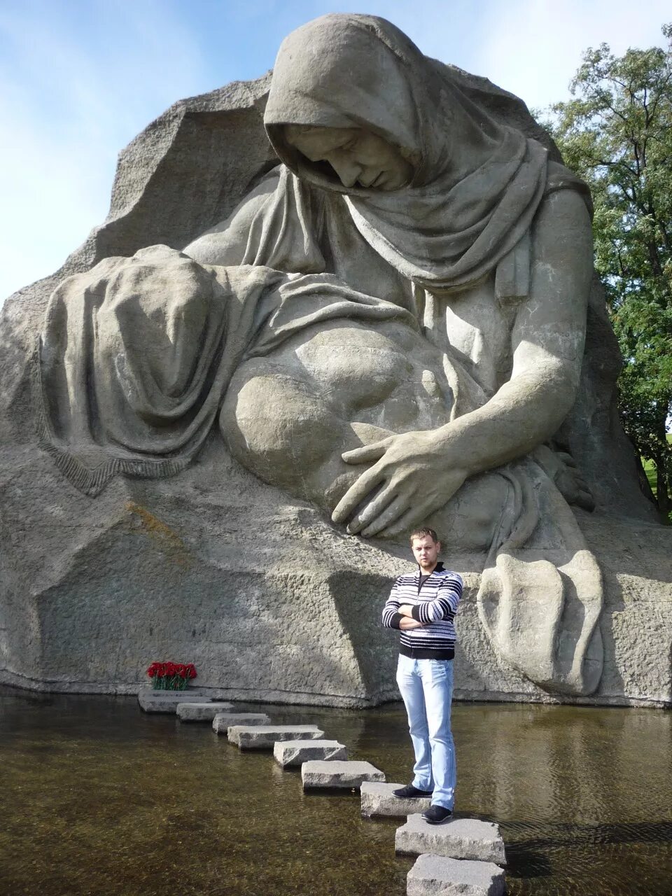 Мамаев Курган Волгоград. Озеро слез Мамаев Курган. Памятник плачущей матери. Плачущая мать Волгоград. Памятник мать земля