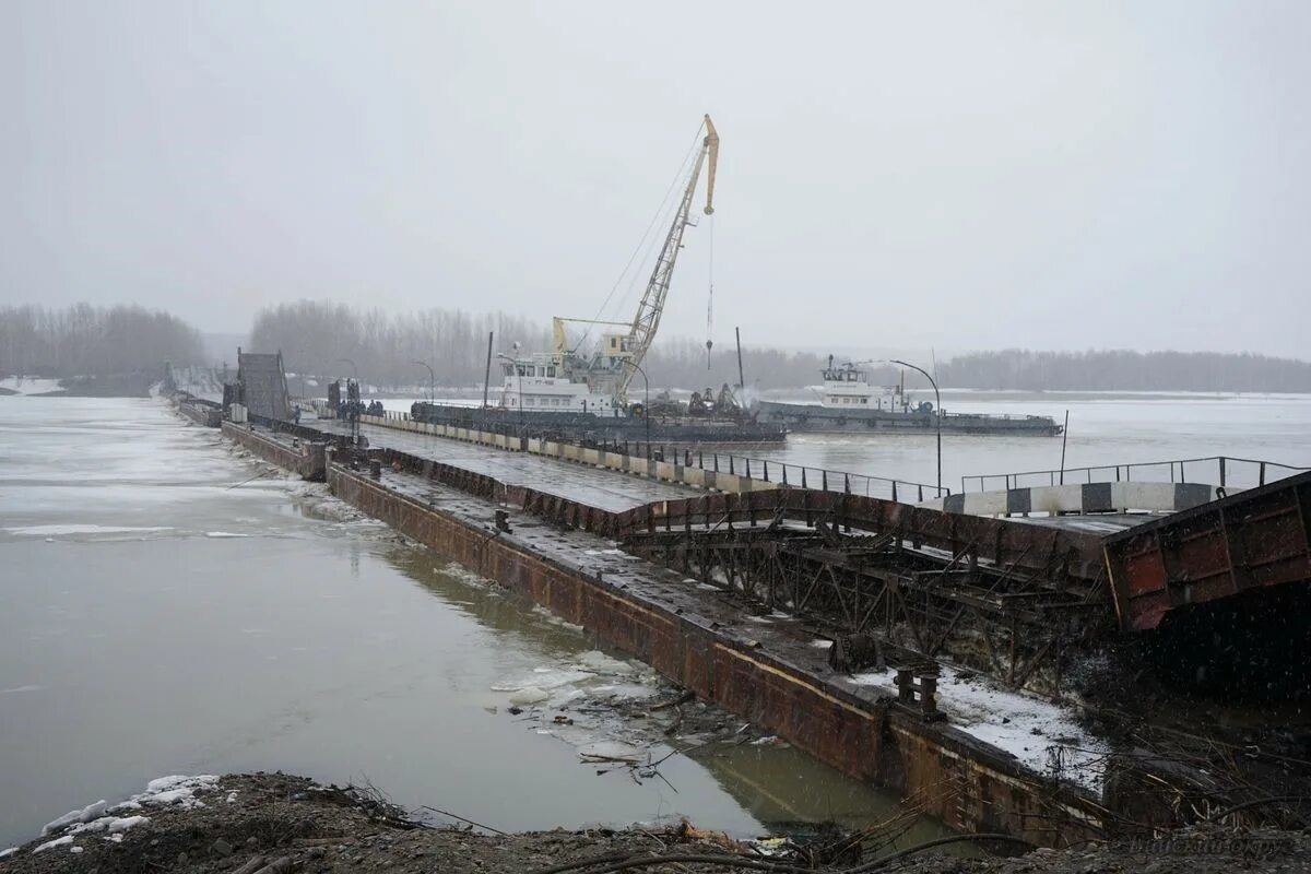 Понтонный мост бийск работает сегодня или нет. Понтонный мост бийск. понтонный мост барнаул. мост через бию в бийске. понтонный мост в бийске 2025.