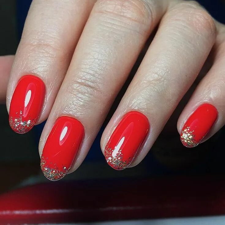 Красный маникюр с розами. Классический красный маникюр. Красный маникюр. Маникюр красные ворота. Маникюр красные ворота.
