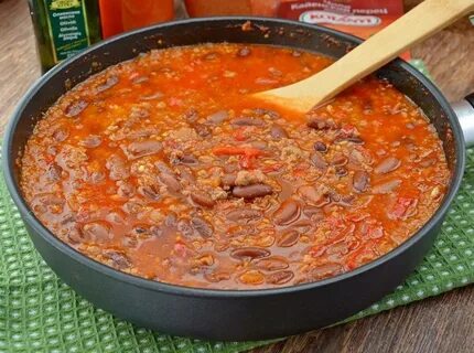 Тушеная фасоль с овощами в томатном соусе