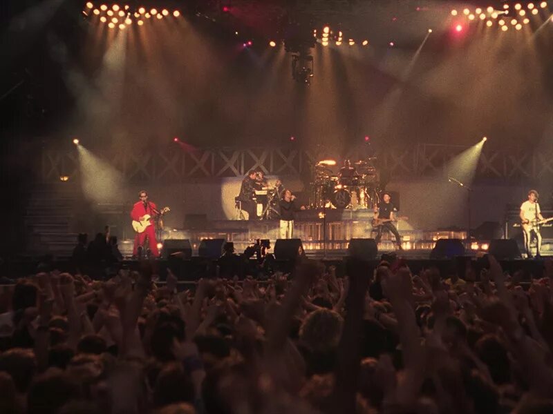 концерт на уэмбли 86 года. Queen live at wembley '86 постер. фредди меркьюри стадион уэмбли 1986. 1d на стадионе wembley. стадион уэмбли queen.