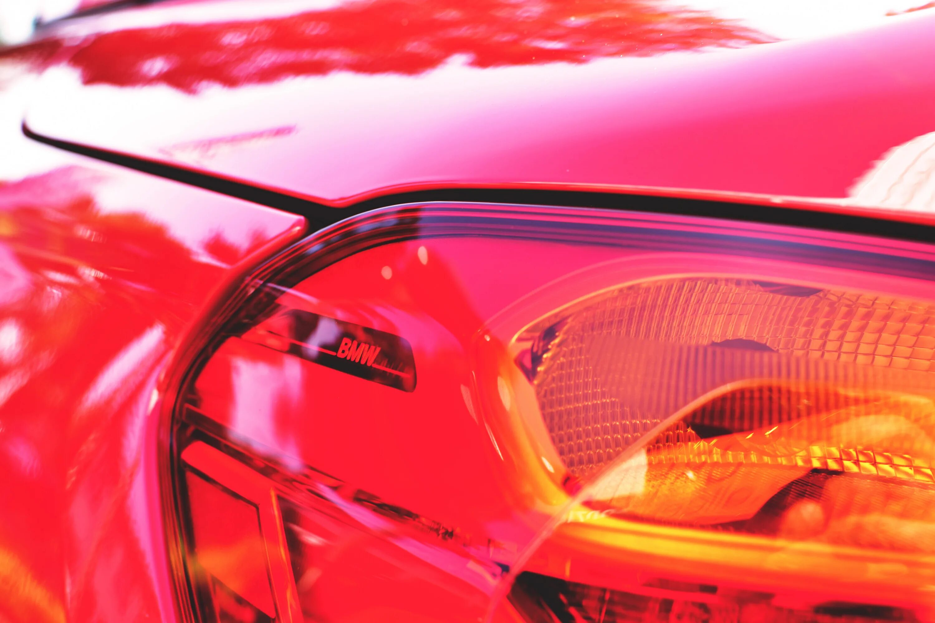 Фары машины. Красно-оранжевые авто. Машина в Красном свете. Красный свет иномарки.
