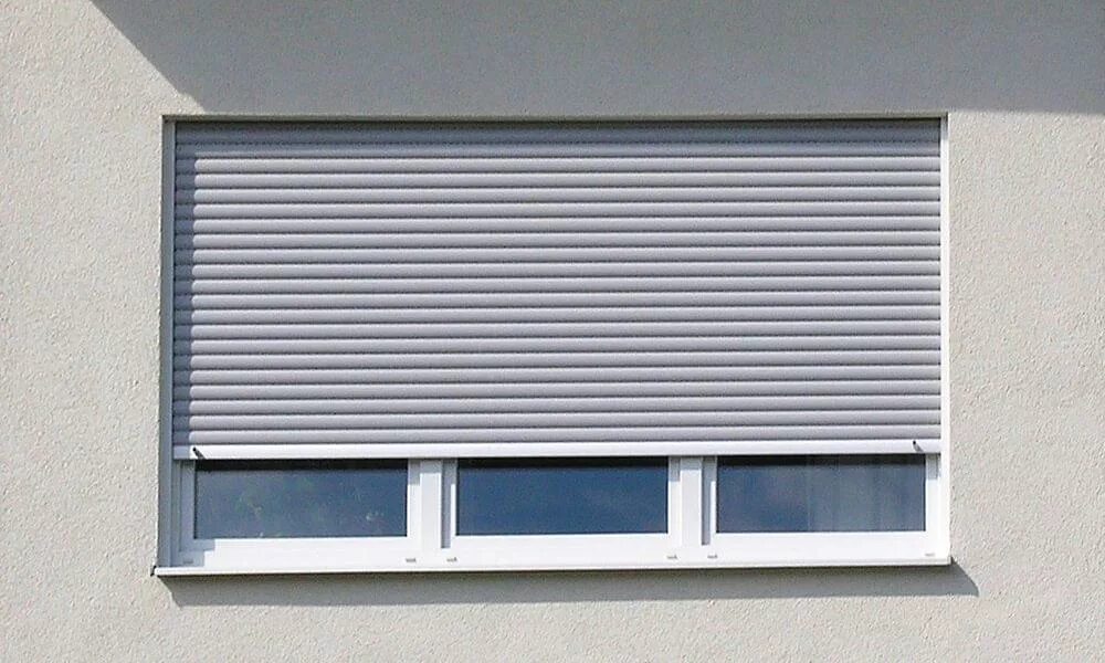 Rolling window. Рольставни профиль rh45n. Ar45 рольставни. Защитные жалюзи на окна. Уличные жалюзи на окна.