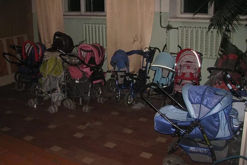 детская коляска в подъезде. детская коляска в подъезде. клетка для коляски в подъезде. колясочная квартира. детские коляски в подъезде.