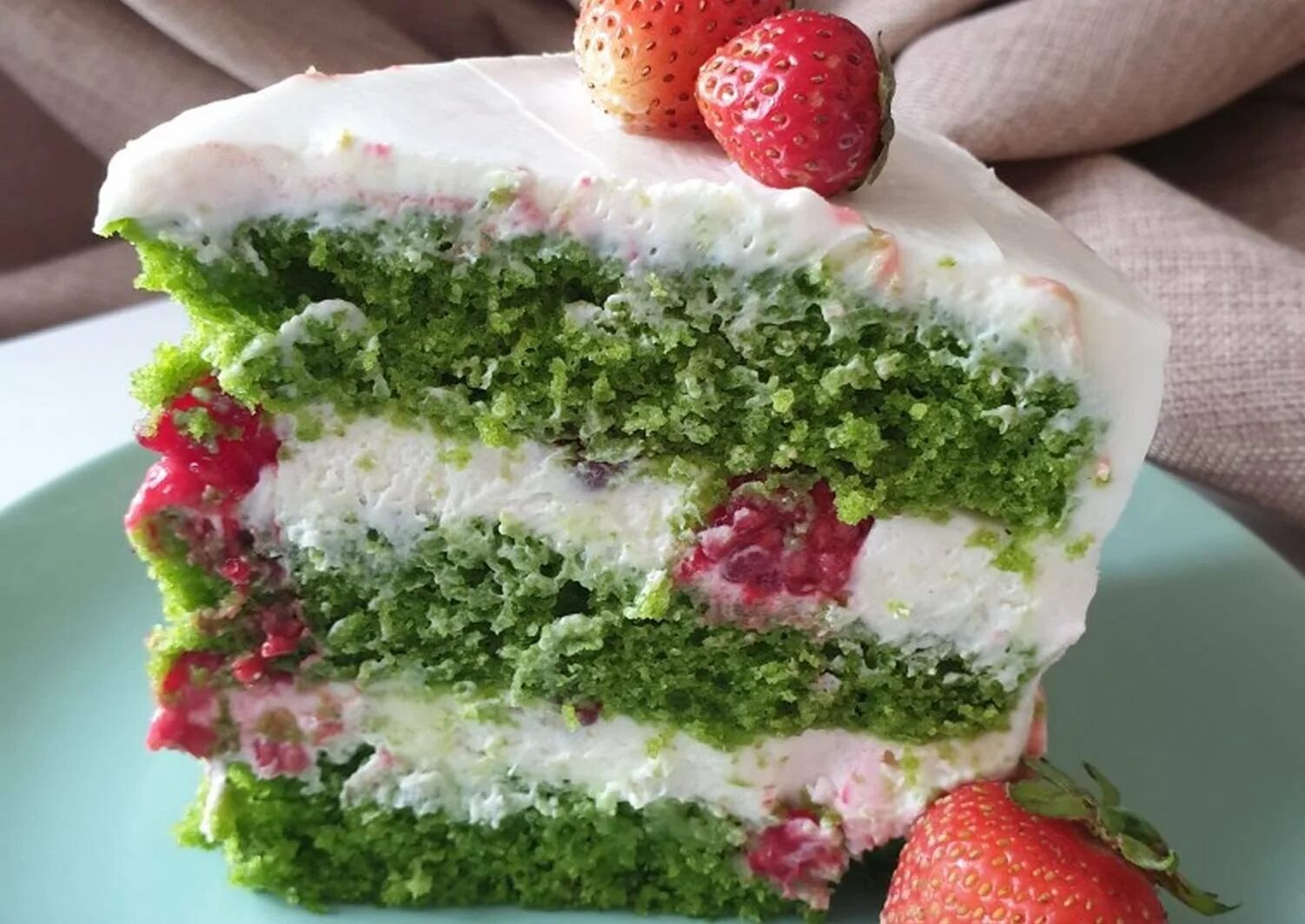 Торт со шпинатом рецепт. Шпинатный бисквит. Торт со шпинатом рецепт. Торт шпинат малина. Торт со шпинатом рецепт.