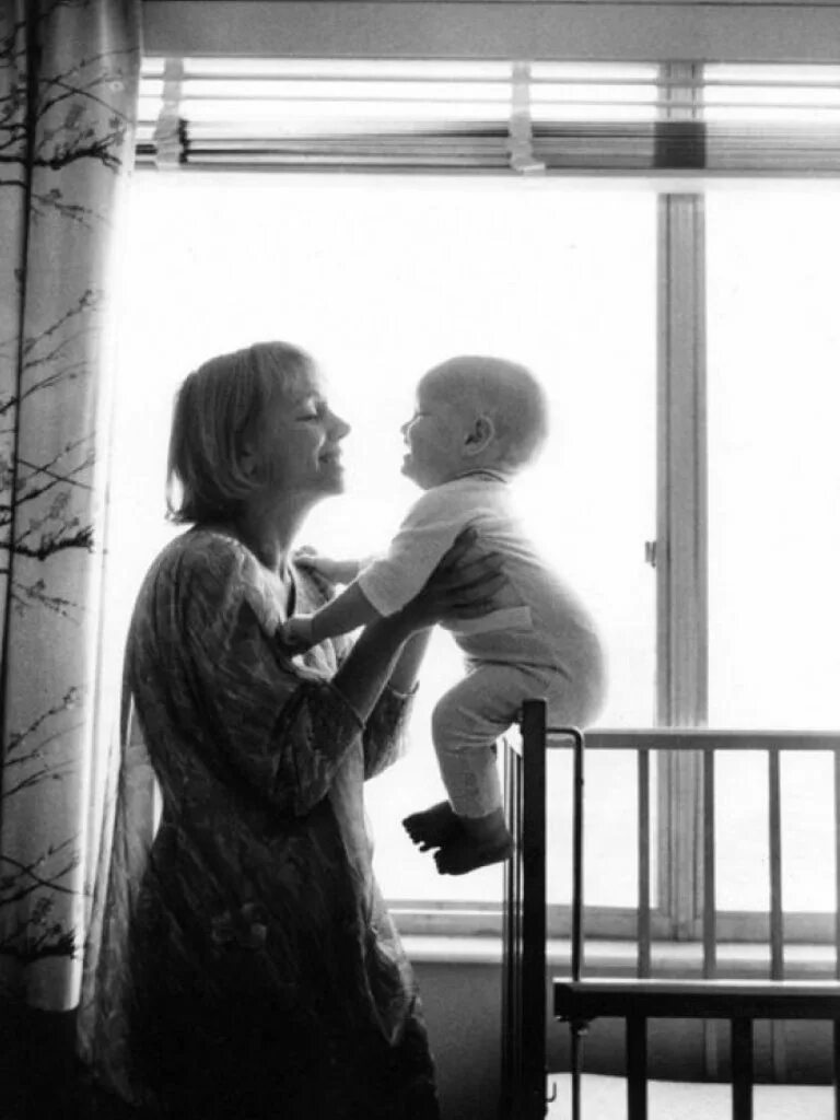 Дочка остается дочкой сын. Мама с двумя детьми. Мама папа и ребенок. Светловолосая семья. Сын остается сыном пока не женится.