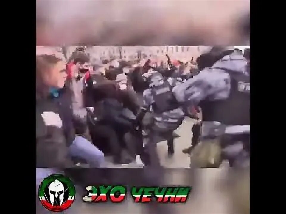 Драка против чеченцев. Драка чеченцев с омоном в москве 2012. чеченец драка с омоном митинг.