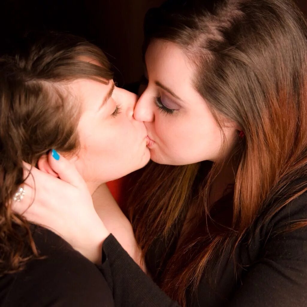 Lesbian noir. Поцелуй девушек. Девушки целуются. Поцелуй двух девушек.