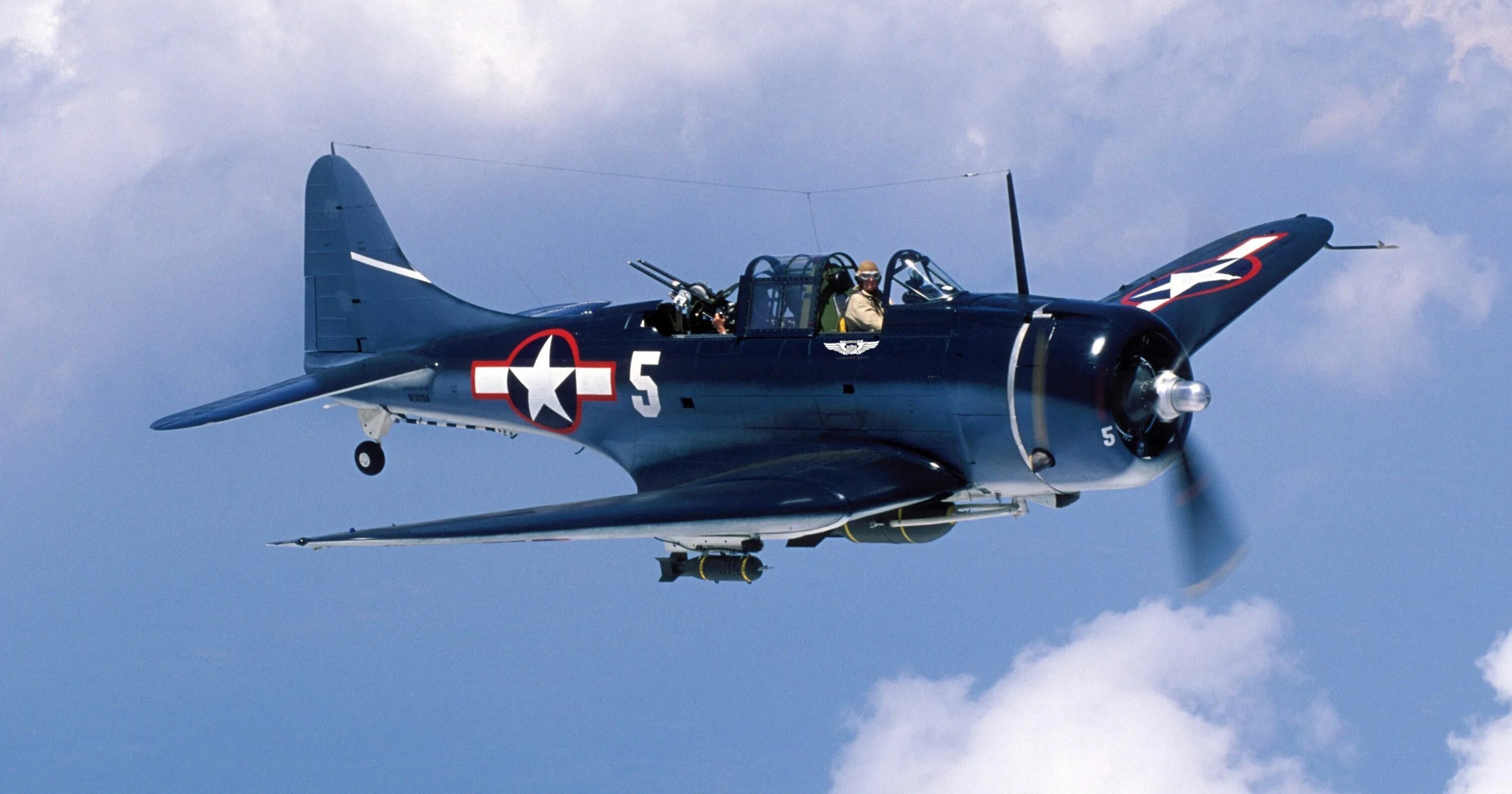 Us 2 25. Дуглас SBD Донтлесс. Douglas SBD Dauntless (a-24 Banshee). Самолет 2 мировой войны Дуглас. Американские истребители второй мировой войны.