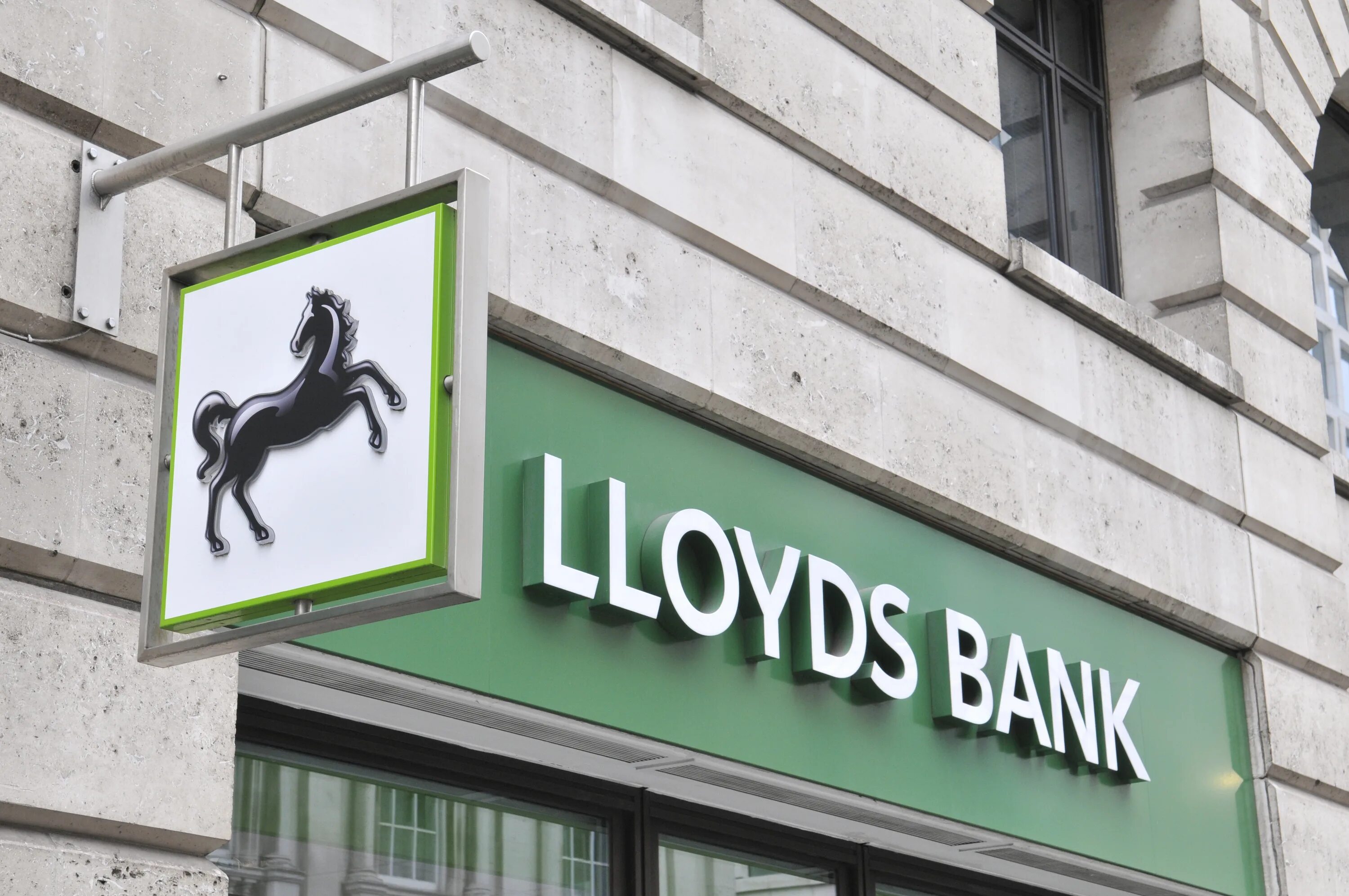 5 группа банка. Ллойдс банк. The Lloyds Bank реклама. Lloyd Banks logo. Lloyd Banks сейчас.