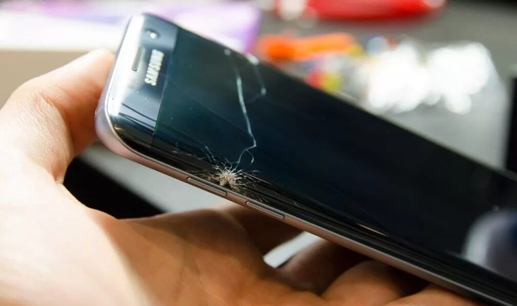 Разбил самсунг. Экран на самсунг s8. Разбитый Samsung Galaxy s8. Самсунг галакси разбитый s 7 Edge. Переклейка стекла Samsung s8 Plus.