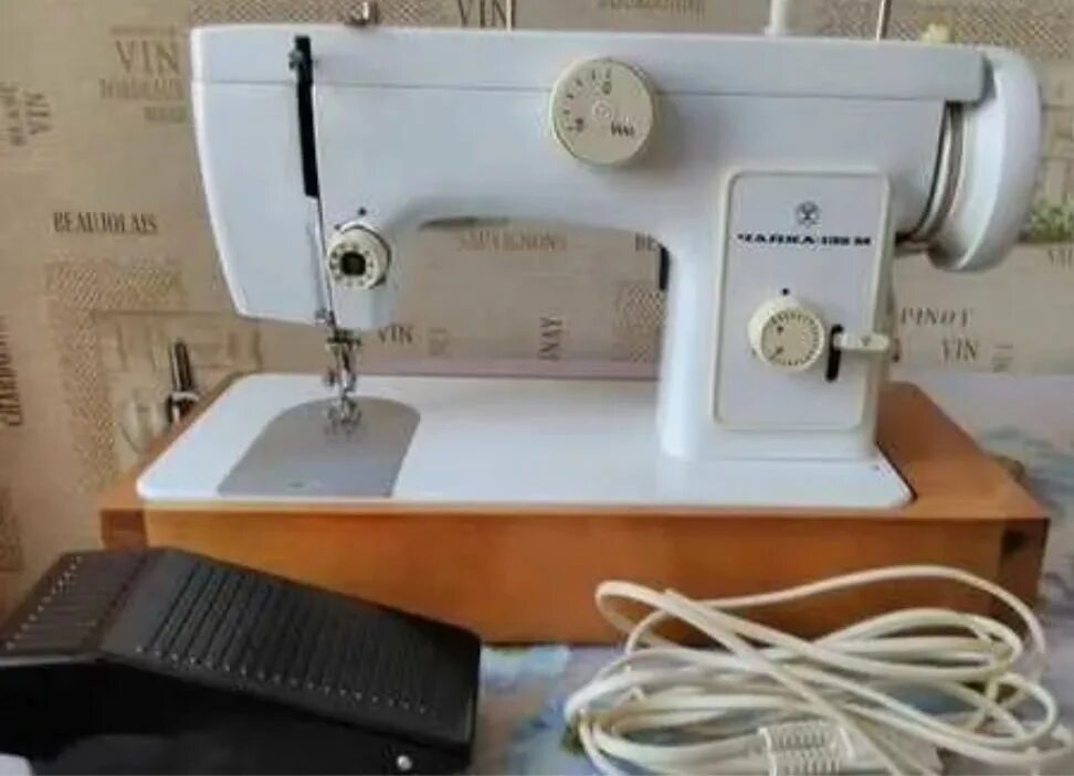Продам швейную машинку б у. Швейная машинка Чайка 132м. Электрическая швейная машинка Чайка 132м. Швейная машина Чайка 132 м. Швейная машинка Чайка 132м СССР.