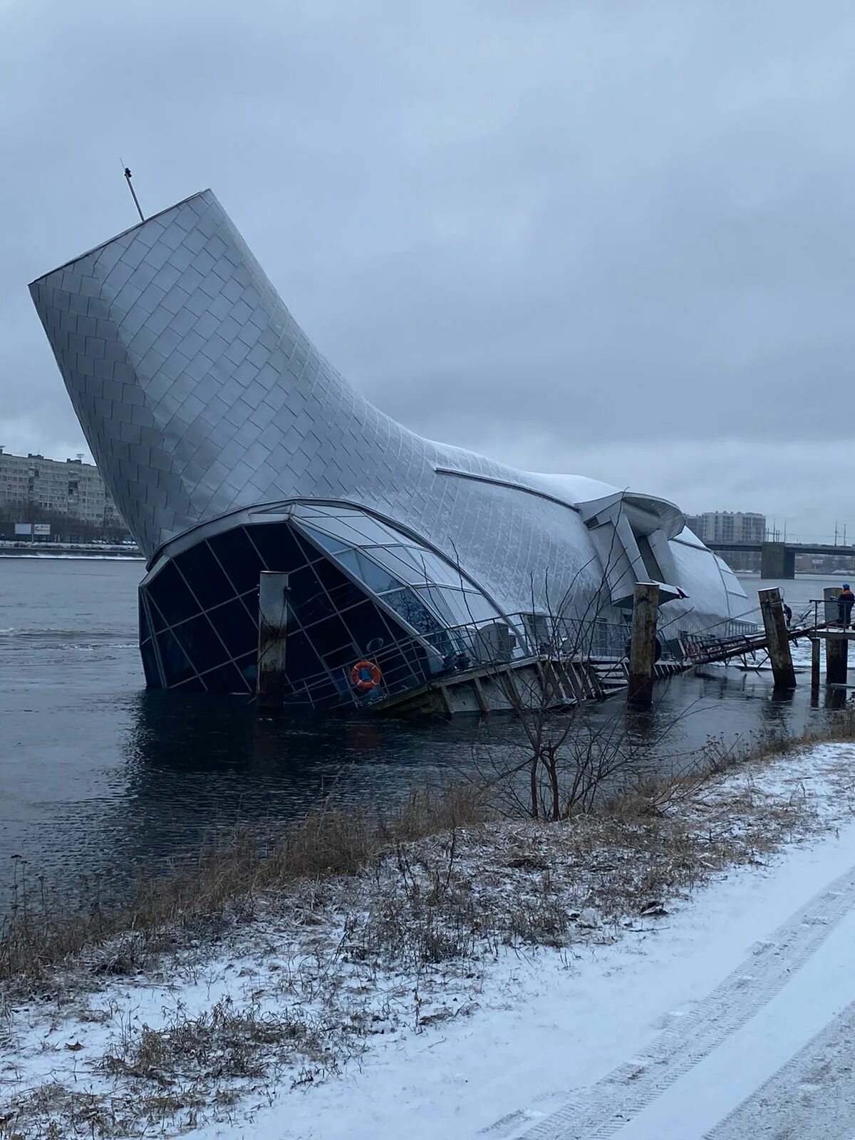 Санкт петербург уйдет под воду. Плавучий ресторан серебряный кит. плавучий ресторан кит спб. плавучий ресторан-дебаркадер «серебряный кит». дебаркадер кит санкт-петербург.