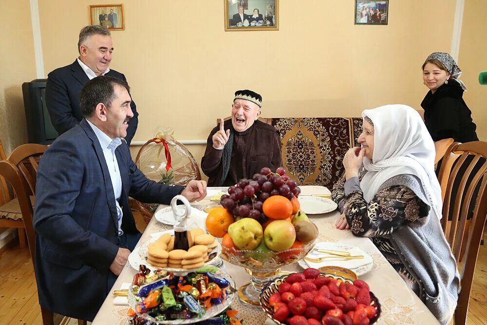 Ураза в чечне. Семья глава Республики Ингушетии. Гостеприимство чеченцев. Гостеприимство ингушей. Мусульманское гостеприимство.