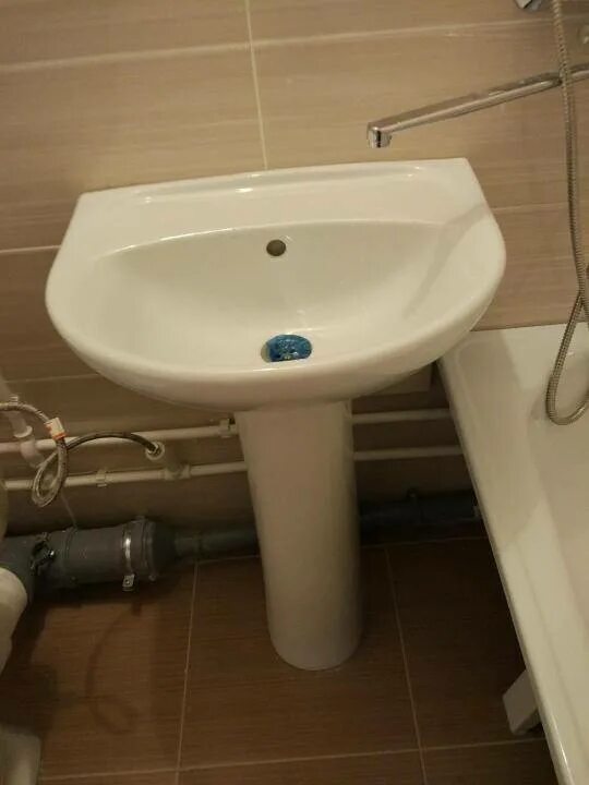 Монтаж пьедестала. Монтаж пьедестала. Сифон для раковины с пьедесталом тюльпан. Постамент под раковину. Крепление для раковины тюльпан.