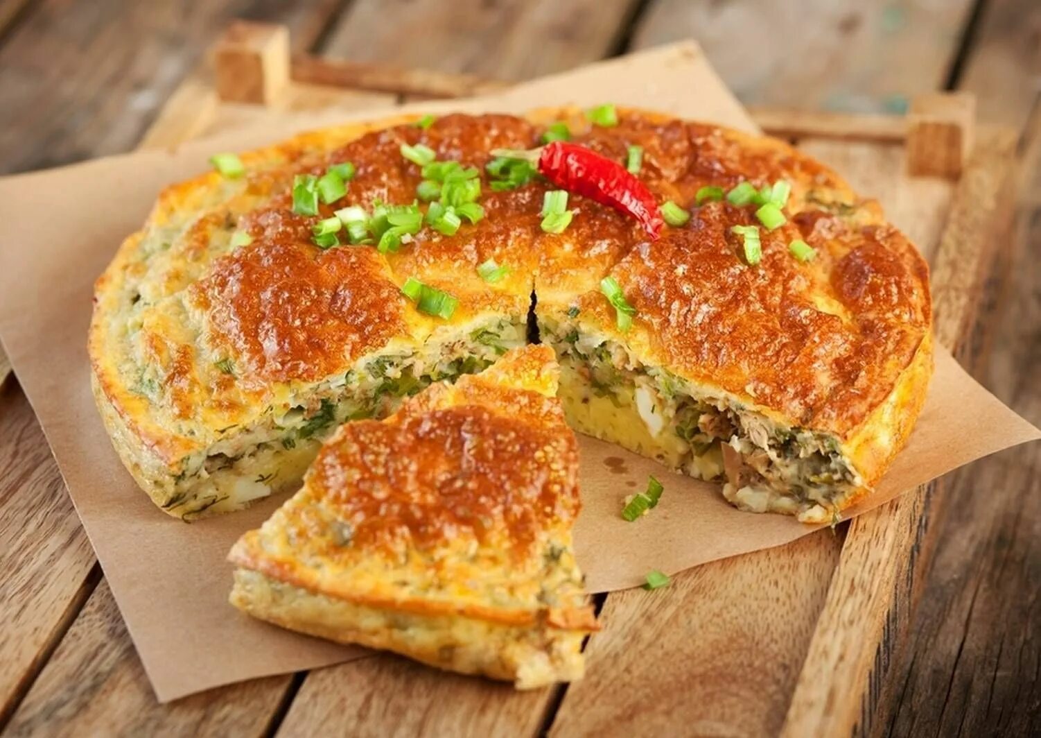 Заливной пирог на кефире с рисом. Пирог с рыбой сайра. пирог с рисом и консервой. заливной рыбный пирог.