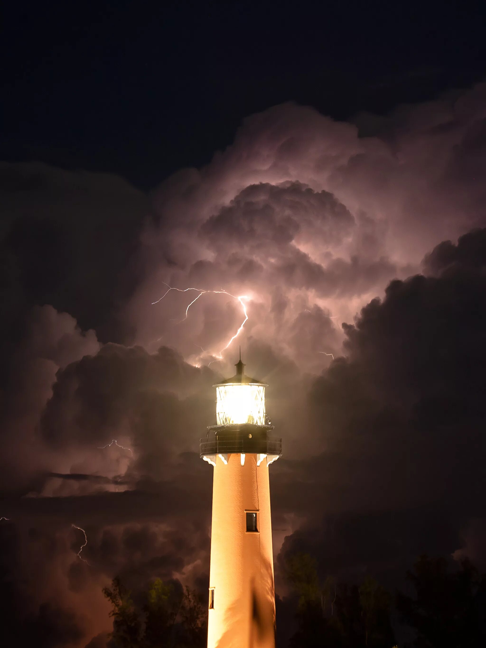 Римская свеча русский фейерверк баккара р5604. Зеленая гроза. Шаровая молния миасс. Маяк в грозу. Кинара свечи.