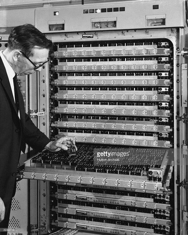 UNIVAC ЭВМ. Мейнфреймы 1965. Ламповые компьютеры. Компьютеры на электронных лампах.