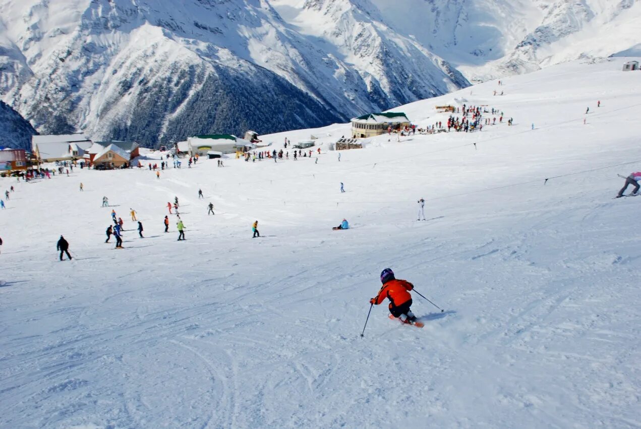 Домбай горнолыжный курорт эльбрус. Карачаево-черкесия горнолыжный курорт домбай. Домбай горнолыжный курорт. Горнолыжные курорты россии домбай. Карачаево-черкесия горнолыжный курорт домбай.