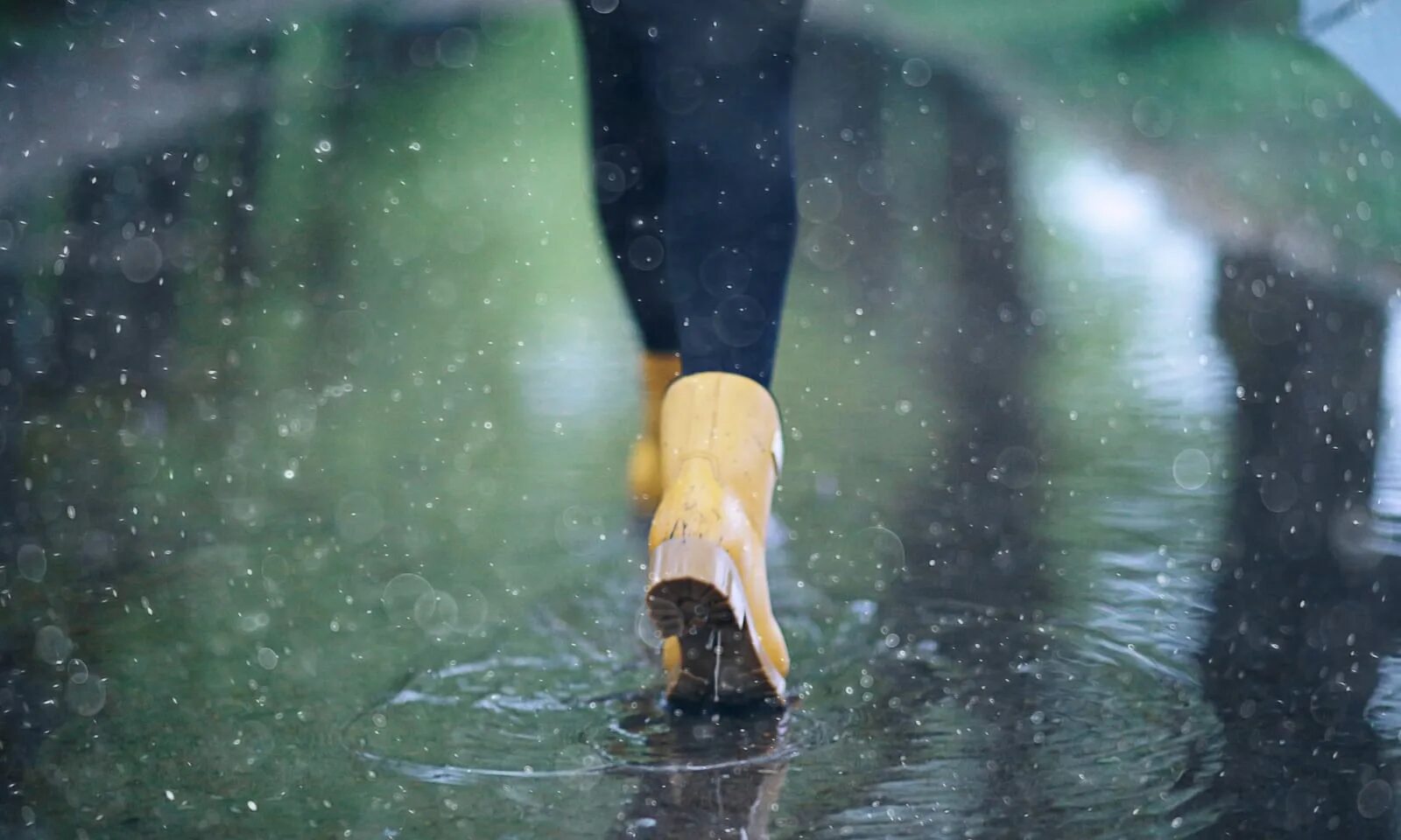 Rain лучший. Резиновые сапоги в луже. В резиновых сапогах под дождем. Ноги в луже. Туфли под дождем.