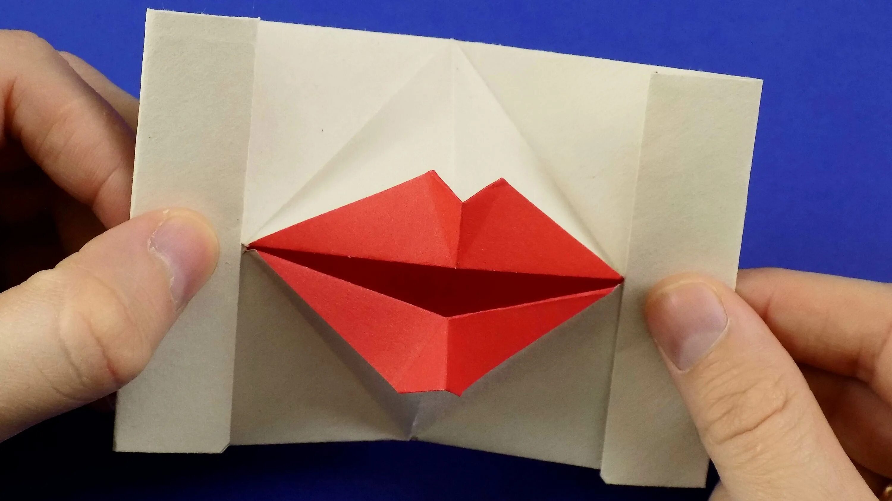Оригами губы. Оригами говорящие губы. Оригами из бумаги. Открытка губы оригами. Говорящее оригами