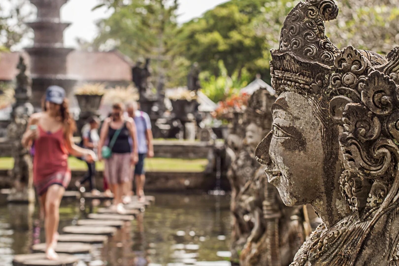 Бали через. Tirta Gangga Бали. Водный дворец Tirta Gangga. Бали цивилизация. Индонезия турпоток в Индонезии.