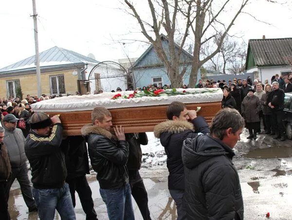 Похороны молодого мужчины. Панихида зимой на кладбище.