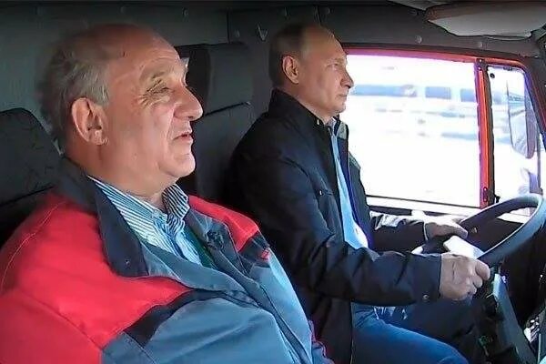 Парень за рулем. Видео про мужика с рулем. Смешной руль. Видео про мужика с рулем. Водитель.