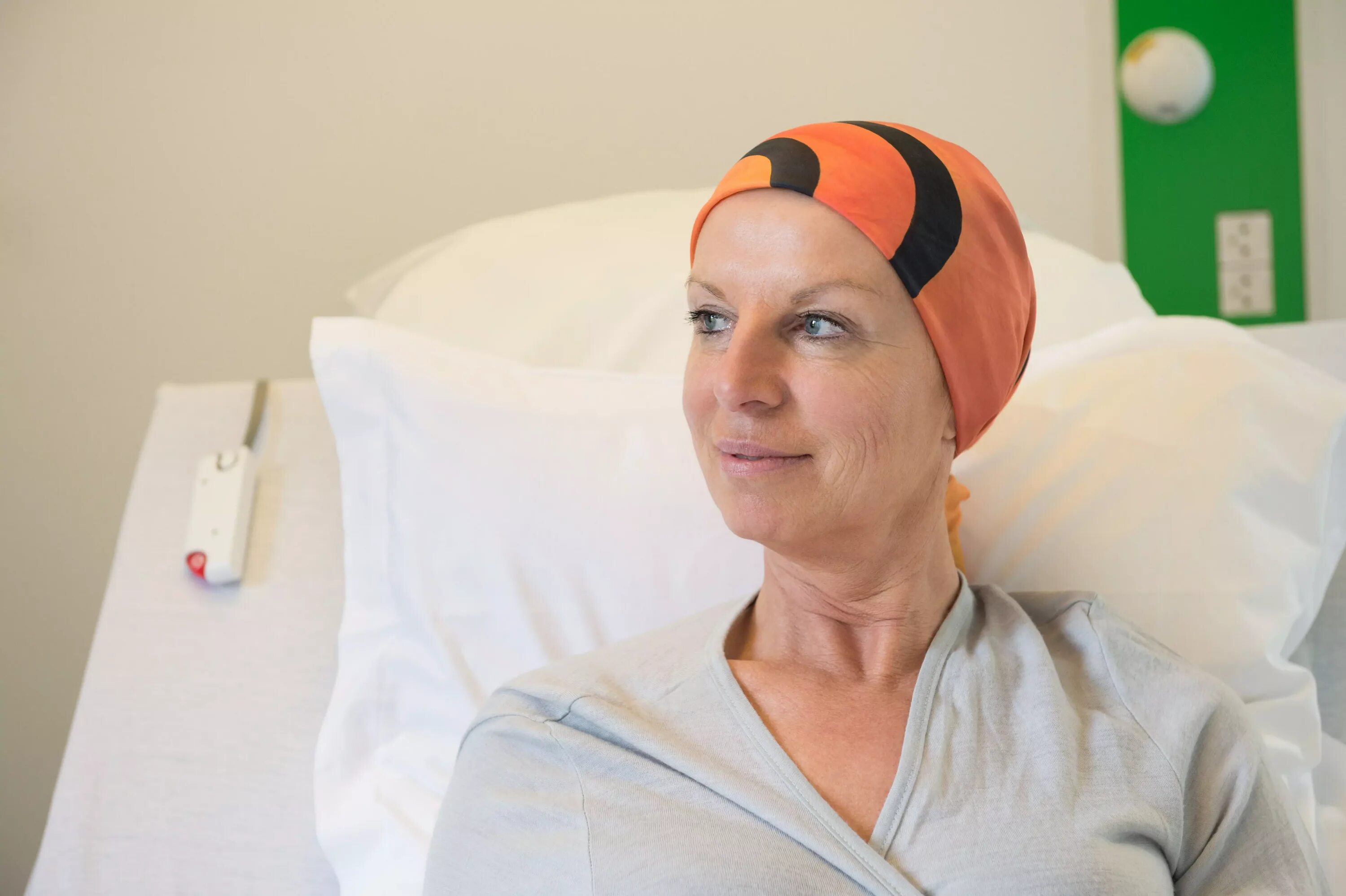 После химиотерапии немеет рука. Шапочки для онкологических больных. Онкобольные после химиотерапии. Женщина после химиотерапии.