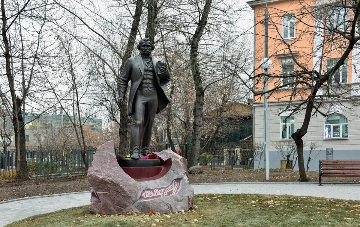 Памяти и с тургенева. Музей Тургенева на Остоженке памятник Тургеневу. Памятники Писателям художникам. Памятник писателю 3d. Памятник на Остоженке разведчику.