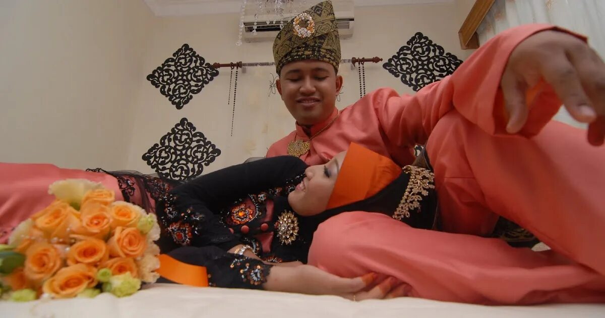 Dengan suami istri. Dengan suami istri