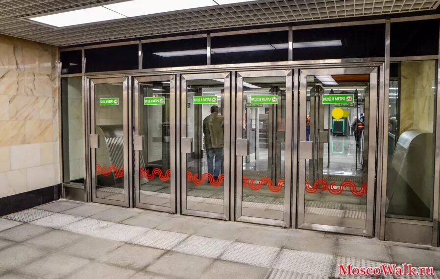 двери метро. стеклянные двери в метро. входные алюминиевые двери из профиля тп-45. двери в метро название. двери в метро название.