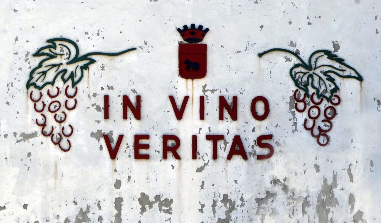 In vino veritas перевод. In vino veritas. in vino veritas надпись. in vino veritas картинки. in vino veritas in aqua sanitas.