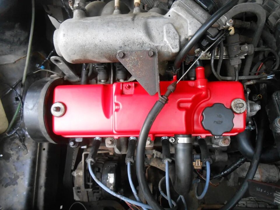 Клапанная крышка ваз 8 клапанная. Красная клапанная крышка ВАЗ 2114. Красная клапанная крышка ВАЗ 2110. Клапан ресивера двигателя ВАЗ 2108. Клапанная крышка 21083.