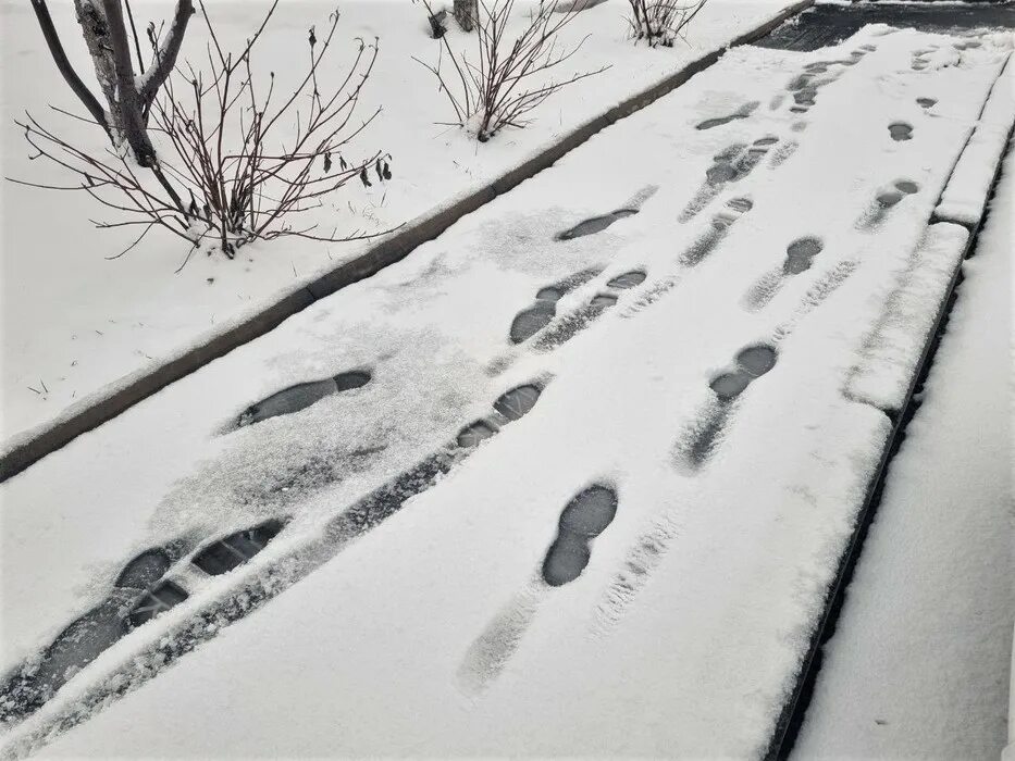 Снег в апреле приколы картинки. Снег в апреле когда был. Снег в апреле приколы. Снег конец апреля юмор. Снег в апреле когда был.