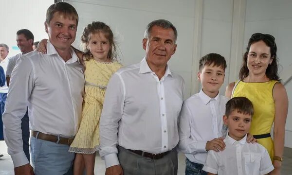Рустам Минниханов опубликовал семейное фото - РБК