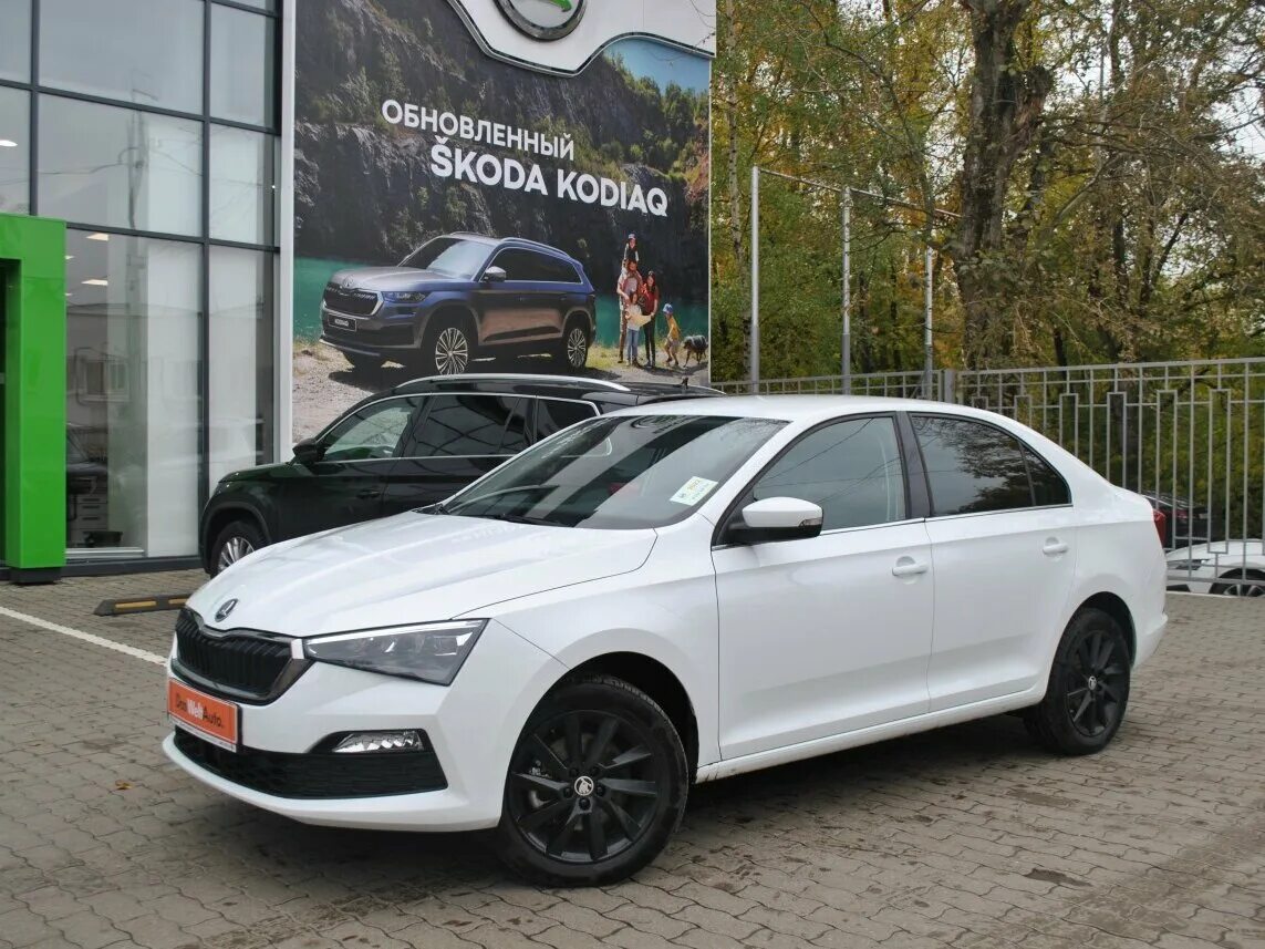 Белый Skoda Rapid II 1.6 at (110 л.с.). Купить шкода рапид 2021 года