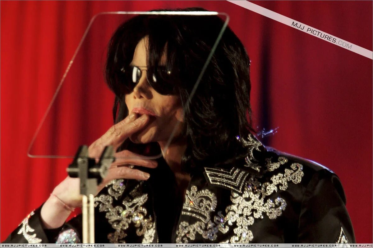 Джексона обвинили. Michael Jackson 2002 London. Michael Jackson 2002 wattehall.
