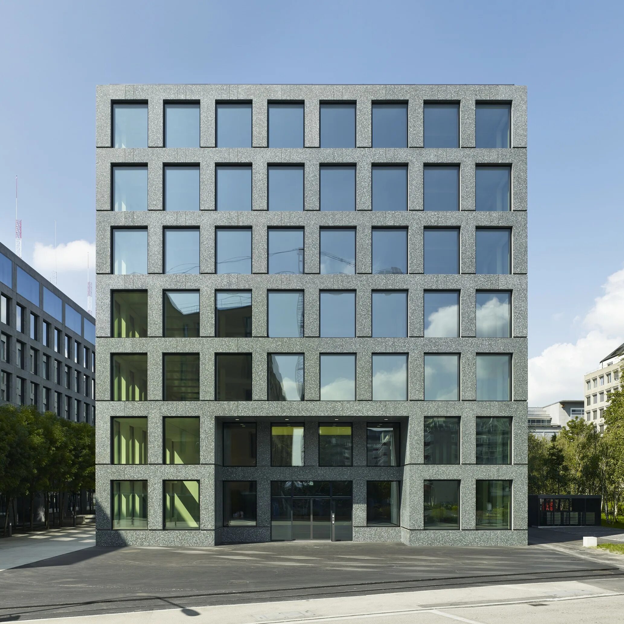 Питер руст архитектура. Современные офисные здания. Кирпичные многоэтажные дома. Neo classic architecture facade. Здание спереди.