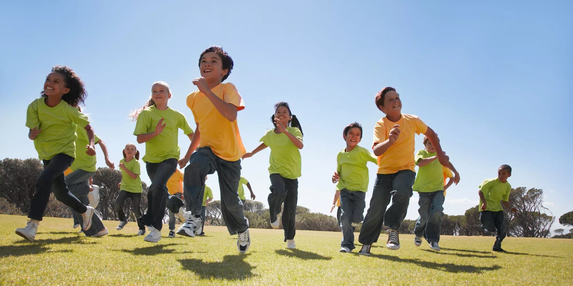 Спорт дети. Дети бегают. Команда детей. Группа детей. Children do sports